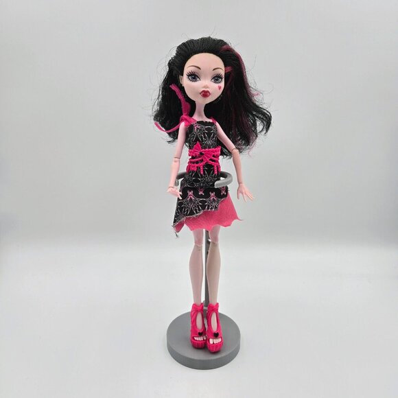 Monster High Draculaura Frights Camera Action Black Carpet Doll Mattel 2008 Read - Picture 2 of 16